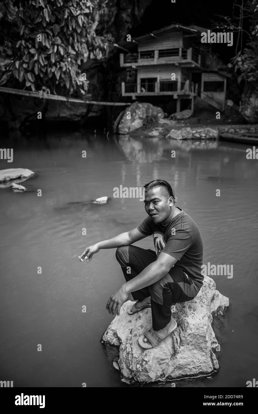 Porträt eines Mannes, der 3 Monate in der Sungai Angek Höhle verbracht hat, die Vögel in der Nähe von Bukittinggi, West Sumatra, Indonesien, Asien, abgebaut hat Stockfoto