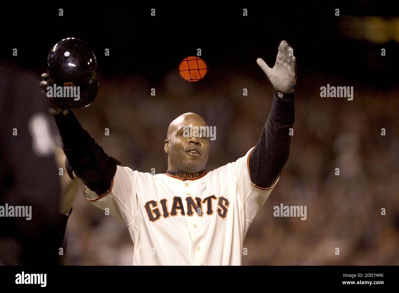 KEIN FILM, KEIN VIDEO, KEIN Fernsehen, KEIN DOKUMENTARFILM - Barry Bonds von San Francisco Giants feiert Heimlauf Nummer 756, um Hank Aarons Heimlauf-Rekord im fünften Inning gegen die Washington Nationals im AT&T Park in San Francisco, CA, USA, am 7. August 2007 zu brechen. Foto von Paul Kitagaki Jr/Sacramento Bee /MCT/Cameleon/ABACAPRESS.COM Stockfoto