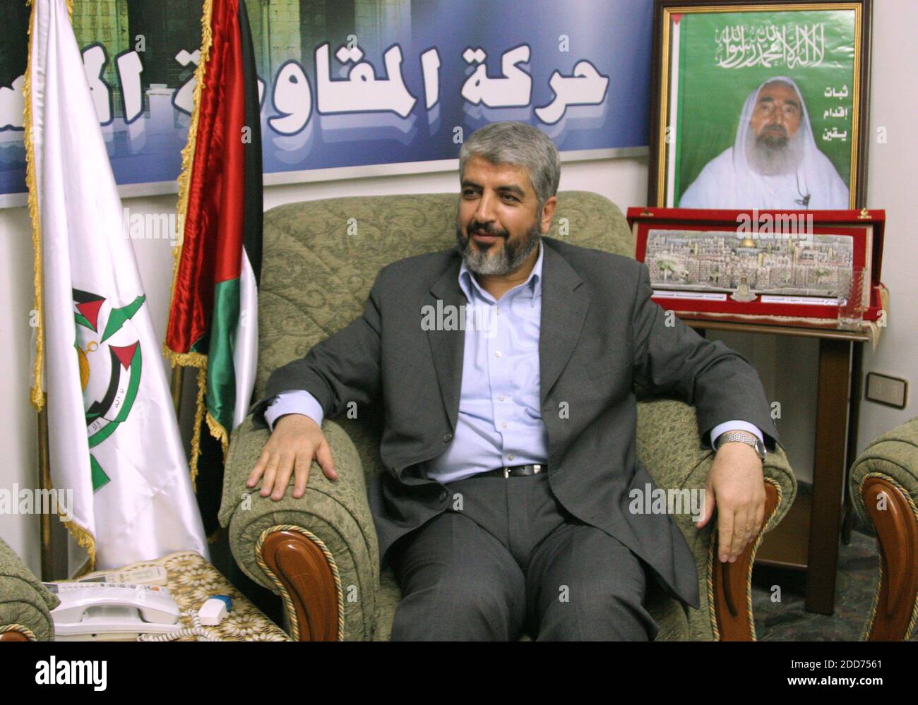KEIN FILM, KEIN VIDEO, KEIN Fernsehen, KEINE DOKUMENTATION - Khaled Mashaal, der politische Führer der Hamas im Exil, spricht während eines Exklusivinterviews in seinem Büro in Damaskus, Syrien, am 21. August 2007 zu einem Reporter. Mashaal sagte, dass die Hamas den vorgezogenen Wahlen in Gaza niemals zustimmen werde, dass Yasser Arafat und Mahmoud Abbas das palästinensische Volk in eine Sackgasse geführt hätten und dass ein dritter Palestrina-Aufstand anlaufen könnte. Foto von Dion Nissenbaum/MCT/ABACAPRESS.COM Stockfoto