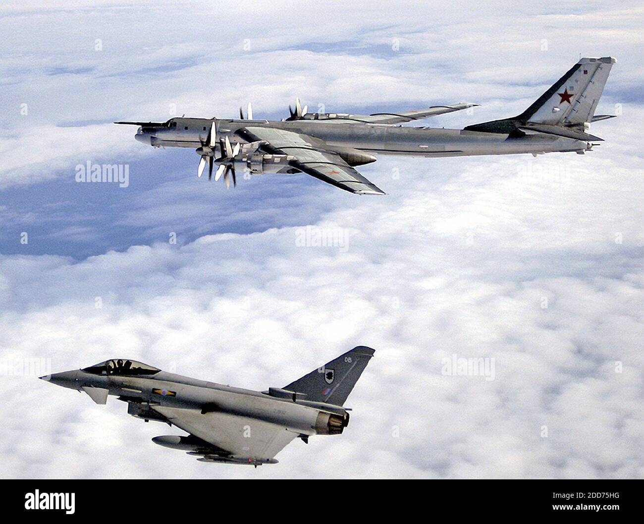 KEIN FILM, KEIN VIDEO, KEIN Fernsehen, KEIN DOKUMENTARFILM - EIN russischer Luftstreitbomber Tupolev TU-95 wird von einem Royal Air Force Typhoon-Kämpfer abgefangen, bevor er sich am 17. August 2007 zu nahe an den britischen Luftraum annähert. In einer gruseligen Wiederholung des Kalten Krieges fliegen russische Langstreckenbomber außerhalb des Luftraums ihres Landes in dem, was der russische Präsident Wladimir Putin als permanente Überwachungsmissionen bezeichnete, um unbestimmte Sicherheitsbedrohungen gegen Russland abzuwehren. Foto Handout Foto von Crown Copyright/Fort Worth Star-Telegram/MCT/ABACAPRESS.COM Stockfoto