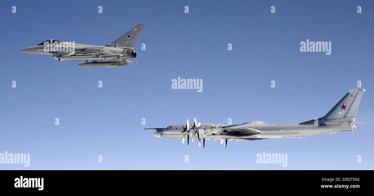 KEIN FILM, KEIN VIDEO, KEIN Fernsehen, KEIN DOKUMENTARFILM - EIN russischer Luftstreitbomber Tupolev TU-95 wird von einem Royal Air Force Typhoon-Kämpfer abgefangen, bevor er sich am 17. August 2007 zu nahe an den britischen Luftraum annähert. In einer gruseligen Wiederholung des Kalten Krieges fliegen russische Langstreckenbomber außerhalb des Luftraums ihres Landes in dem, was der russische Präsident Wladimir Putin als permanente Überwachungsmissionen bezeichnete, um unbestimmte Sicherheitsbedrohungen gegen Russland abzuwehren. Foto Handout Foto von Crown Copyright/Fort Worth Star-Telegram/MCT/ABACAPRESS.COM Stockfoto
