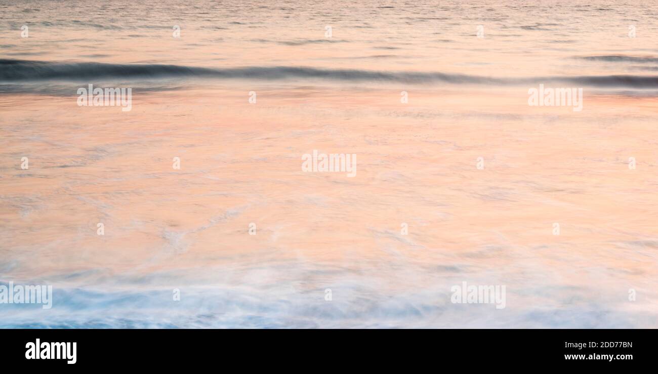 Abstrakte Wellen bei Sonnenuntergang, Paradise Beach (Sar Sar Aw Beach), Dawei Peninsula, Tanintharyi Region, Myanmar (Burma) Stockfoto