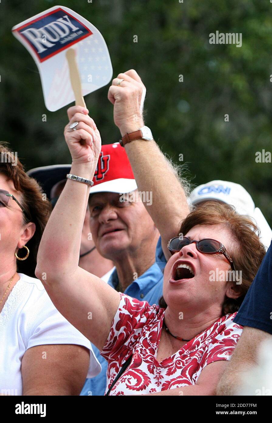 KEIN FILM, KEIN VIDEO, KEIN TV, KEIN DOKUMENTARFILM - Unterstützer jubeln 2008 Präsidentschaftskandidat Rudy Giuliani bei einer Kundgebung am Marktplatz im Zentrum am Lake Sumter Landing in den Dörfern, Florida, USA, am Donnerstag, 15. November 2007. Foto von Joe Burbank/Orlando Sentinel/MCT/ABACAPRESS.COM Stockfoto