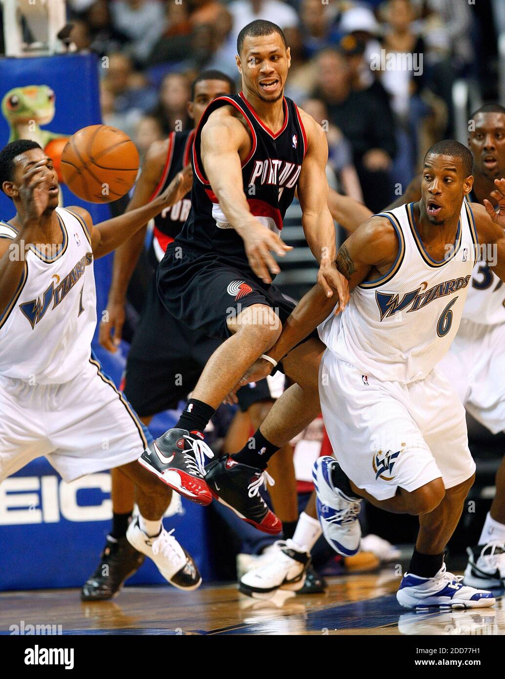 KEIN FILM, KEIN VIDEO, KEIN Fernsehen, KEINE DOKUMENTATION - Portland Trail Blazers Brandon Roy (7) verliert die Kontrolle über den Ball, da er von den Washington Wizards Nick Young (1), Left und Antonio Daniels (6) während ihres Spiels, das am 17. November im Verizon Center in Washington, DC, USA gespielt wurde, unter Druck gesetzt wird. 2007. Washington besiegte Portland 109-90. Foto von Harry E. Walker/MCT/ABACAPRESS.COM Stockfoto