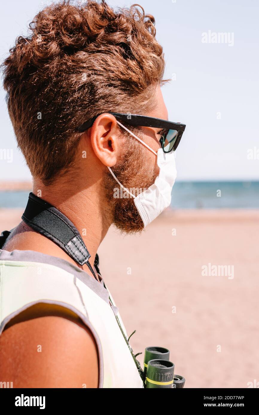 Rettungsschwimmer in der neuen Normalität mit Maske Stockfoto