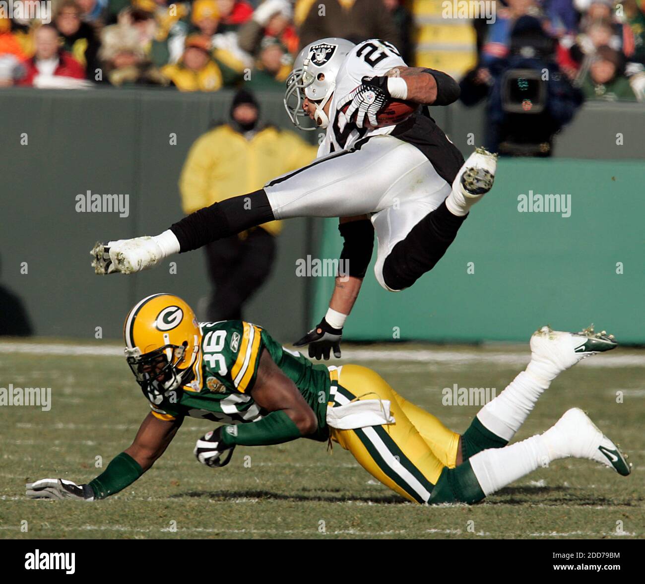 KEIN FILM, KEIN VIDEO, KEIN Fernsehen, KEIN DOKUMENTARFILM - Nick Collins (36) von The Green Bay Packers hat es sich zur Aufgabe gemacht, Justin Fargas von Oakland Raiders während der Spielaktion am 9. Dezember 2007 im Lambeau Field in Green Bay, WI, USA, zu stürzen. Die Packers besiegten die Räuber, 38-7. Foto von Joe Kosollek/MCT/ABACAPRESS.COM Stockfoto