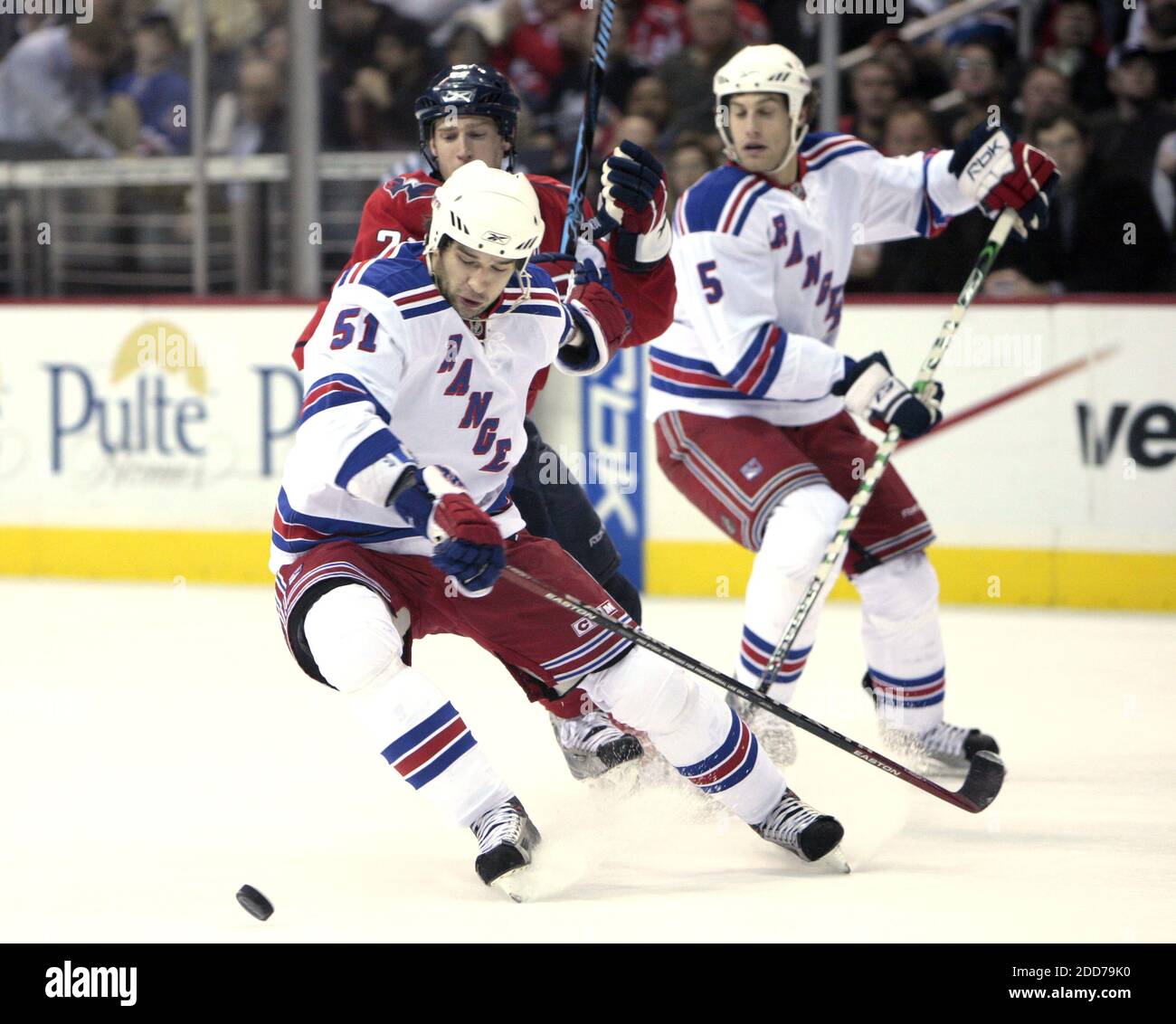 KEIN FILM, KEIN VIDEO, KEIN TV, KEINE DOKUMENTATION - New York Rangers Verteidiger Fedor Tyutin geht nach dem Puck beim Abfillen der Washington Capitals' Brooks Laich (21) in der ersten Periode im Verizon Center in Washington, DC, USA am 12. Dezember 2007. Foto von George Bridges/MCT/Cameleon/ABACAPRESS.COM Stockfoto