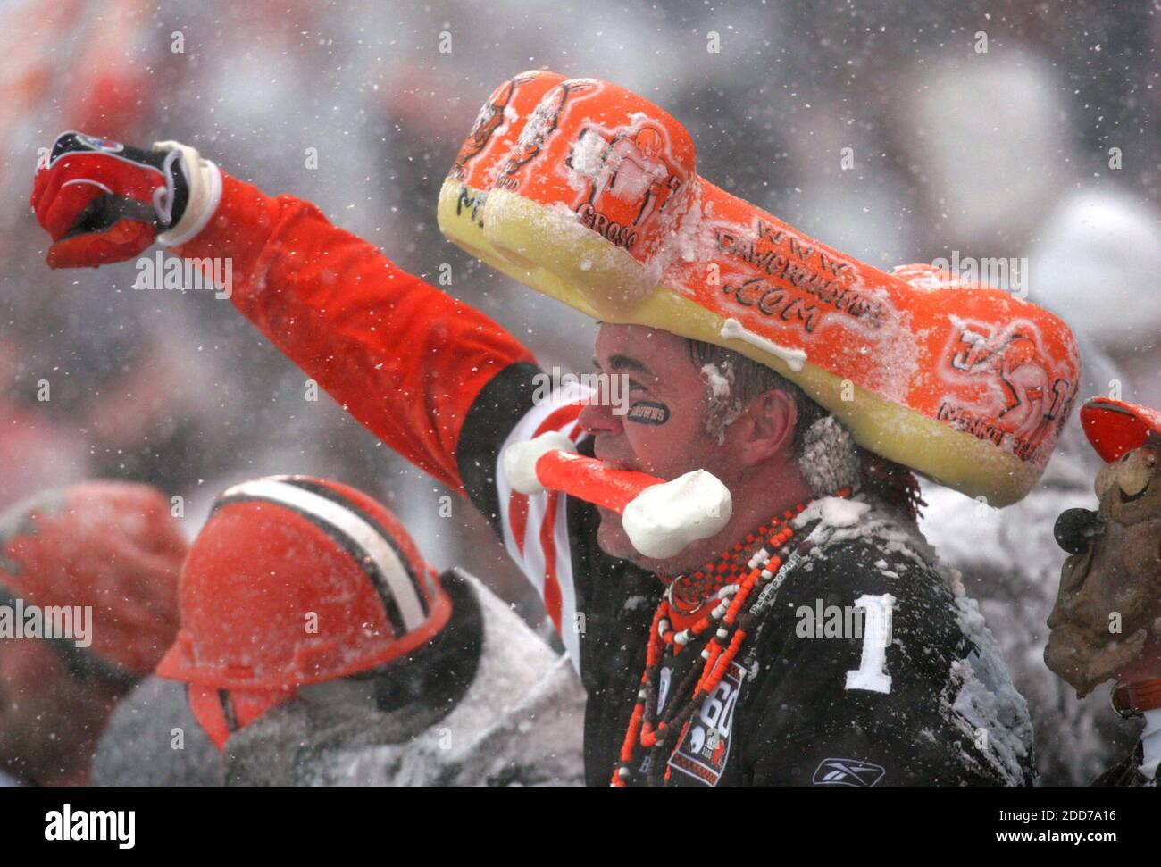 KEIN FILM, KEIN VIDEO, KEIN TV, KEIN DOKUMENTARFILM - Mike Randall von Canton jubelt über die Cleveland Browns im 'dag Pound', als das Team am 16. Dezember 2007 gegen die Buffalo Bills im Cleveland Browns Stadion in Cleveland, OH, USA, antreten wird. The Browns gewann 8-0 Photo by Bob DeMay/Akron Beacon Journal/MCT/Cameleon/ABACAPRESS.COM Stockfoto