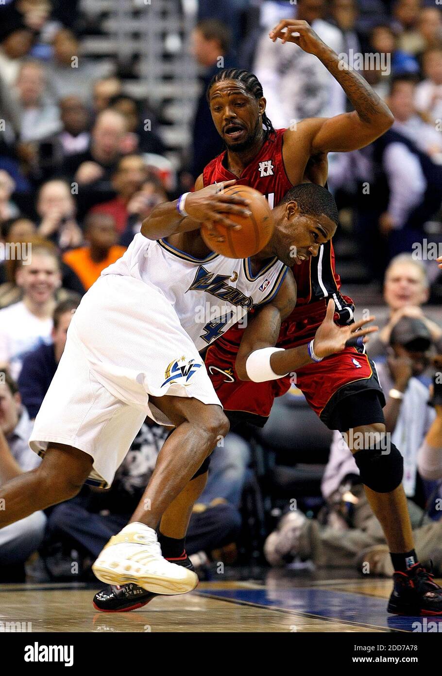 KEIN FILM, KEIN VIDEO, KEIN Fernsehen, KEIN DOKUMENTARFILM - Washington Wizards Antawn Bulter (4) fährt gegen die Miami Heat's Udonis Haslem (40) während ihres Spiels, das am 29. Dezember 2007 im Verizon Center in Washington, DC, USA gespielt wurde. Washington Wizards gewann 96-74. Foto von Harry E. Walker/MCT/ABACAPRESS.COM Stockfoto