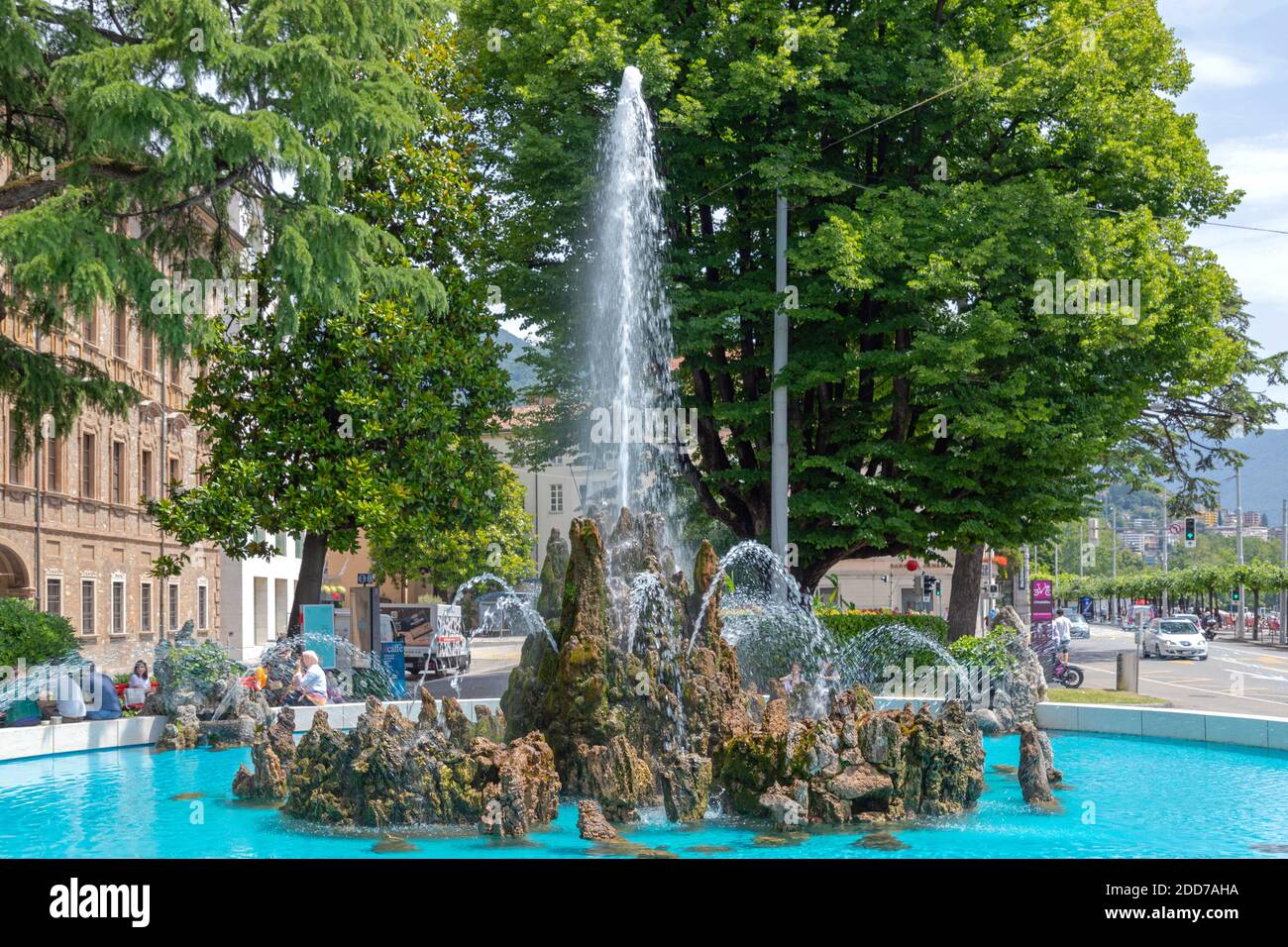 Lugano, Schweiz - 14. Juni 2019: Brunnenskulptur auf der Piazza Alessandro Manzoni in Lugano, Schweiz. Stockfoto