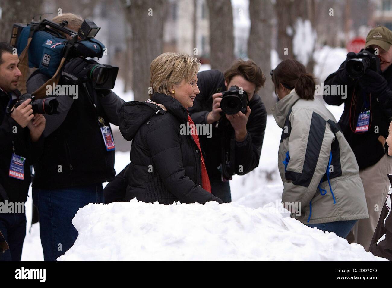 KEIN FILM, KEIN VIDEO, KEIN Fernsehen, KEIN DOKUMENTARFILM - die hoffnungsvolle Senatorin der Demokratischen Präsidentschaft Hillary Clinton (D-NY) kämpft in Manchester, New Hampshire, USA, am Sonntag, den 6. Januar, von Tür zu Tür. 2008. Clinton, Sonntag, kämpfte gegen ihren aufsteigenden Rivalen Barack Obama, als Umfragen sie auf dem Weg zum Weißen Haus in Gefahr brachten, eine zweite Niederlage einzustecken. Foto von Chuck Kennedy/MCT/ABACAPRESS.COM Stockfoto