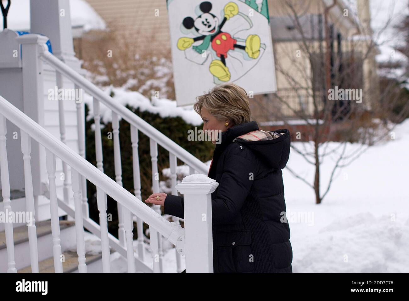 KEIN FILM, KEIN VIDEO, KEIN Fernsehen, KEIN DOKUMENTARFILM - die hoffnungsvolle New Yorker Senatorin Hillary Clinton kämpft Tür-zu-Tür in Manchester, New Hampshire, USA, zwei Tage vor dem Hauptstaat, dem 6. Januar 2008. Clinton kämpfte am Sonntag um die Abwehr ihres aufkommenden Rivalen Barack Obama, da Umfragen sie auf dem Weg zum Weißen Haus in Gefahr brachten, erneut eine Niederlage zu erringen. Foto von Chuck Kennedy/MCT/ABACAPRESS.COM Stockfoto