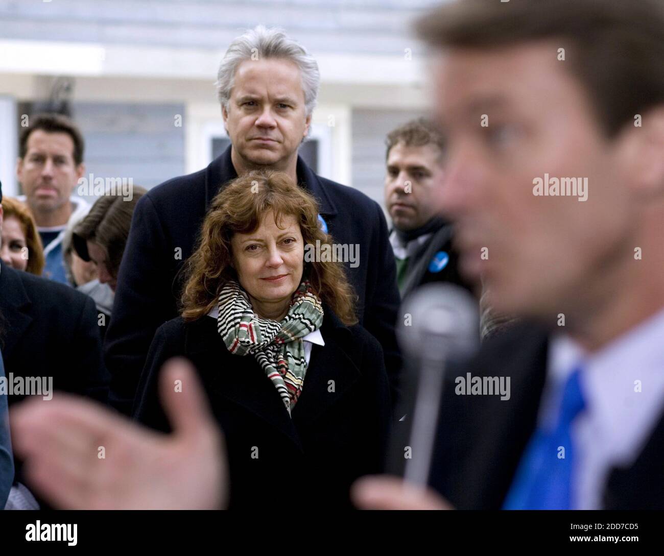 KEIN FILM, KEIN VIDEO, KEIN Fernsehen, KEIN DOKUMENTARFILM - die Schauspieler Susan Sarandon und Tim Robbins hören auf den hoffnungsvollen demokratischen Präsidenten, den ehemaligen Senator John Edwards, während er am Montag, den 7. Januar 2008, im Haus von Peter und Jo Smith in Bedford, NH, USA, seine stumple Rede hält. Foto von Robert Willett/Raleigh News & Observer/MCT/ABACAPRESS.COM Stockfoto