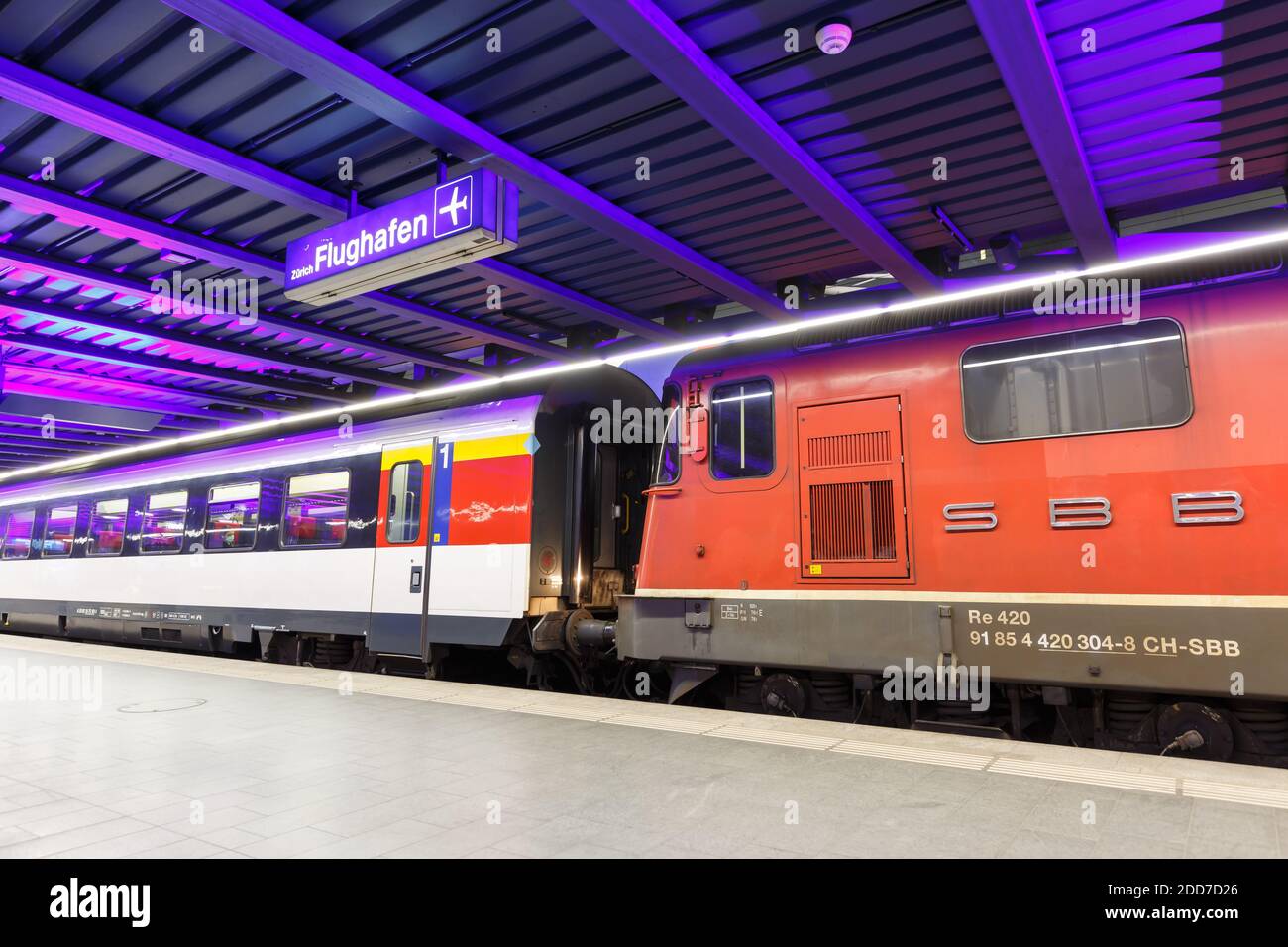 Zürich, Schweiz - 23. September 2020: SBB Lokomotive Re 420 Zug am Bahnhof Zürich Flughafen in der Schweiz. Stockfoto