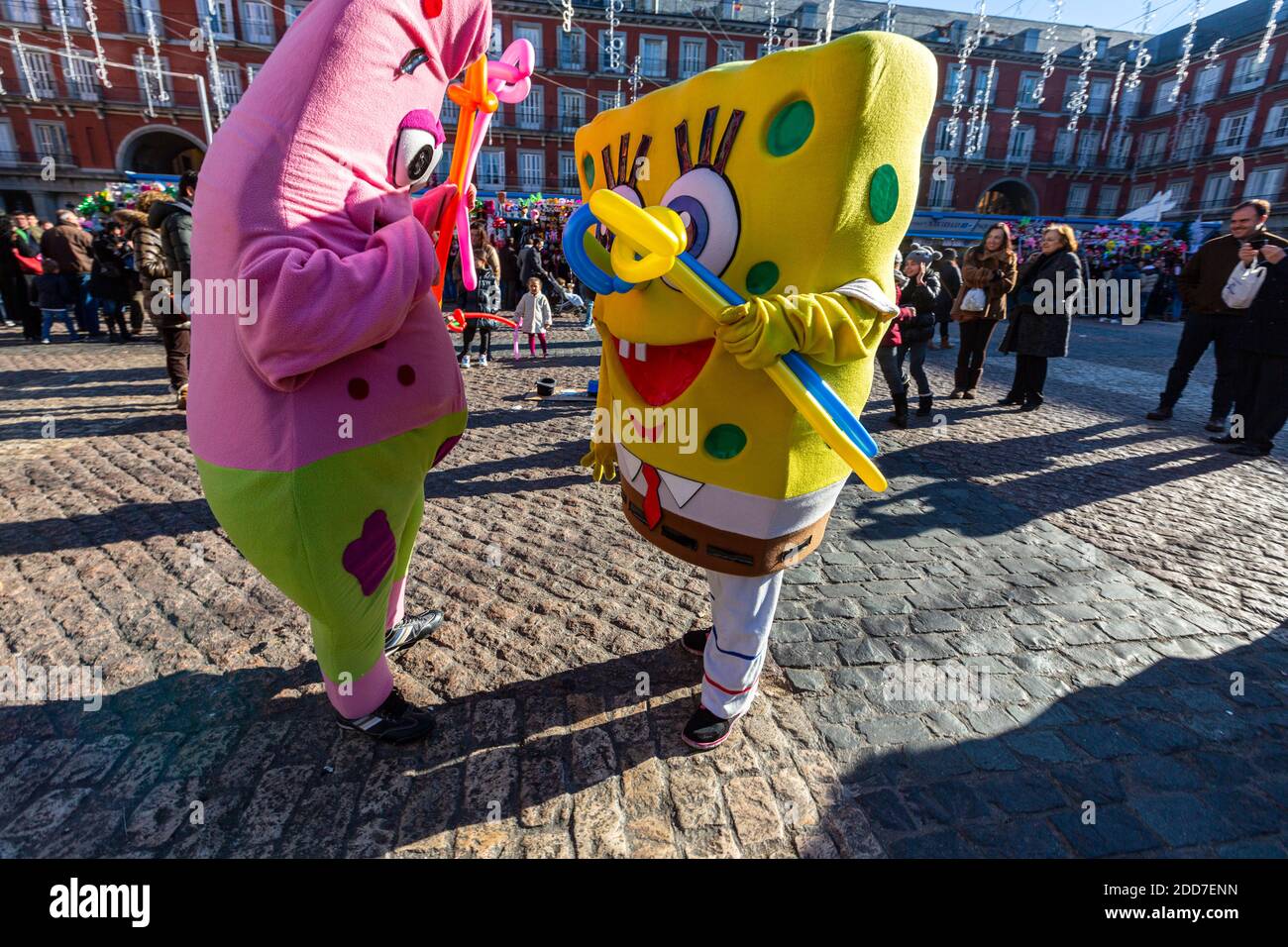 SpongeBob und Patrick Star Kostüme in Plaza Mayor, Weihnachtsmarkt, Madrid,  Spanien Stockfotografie - Alamy