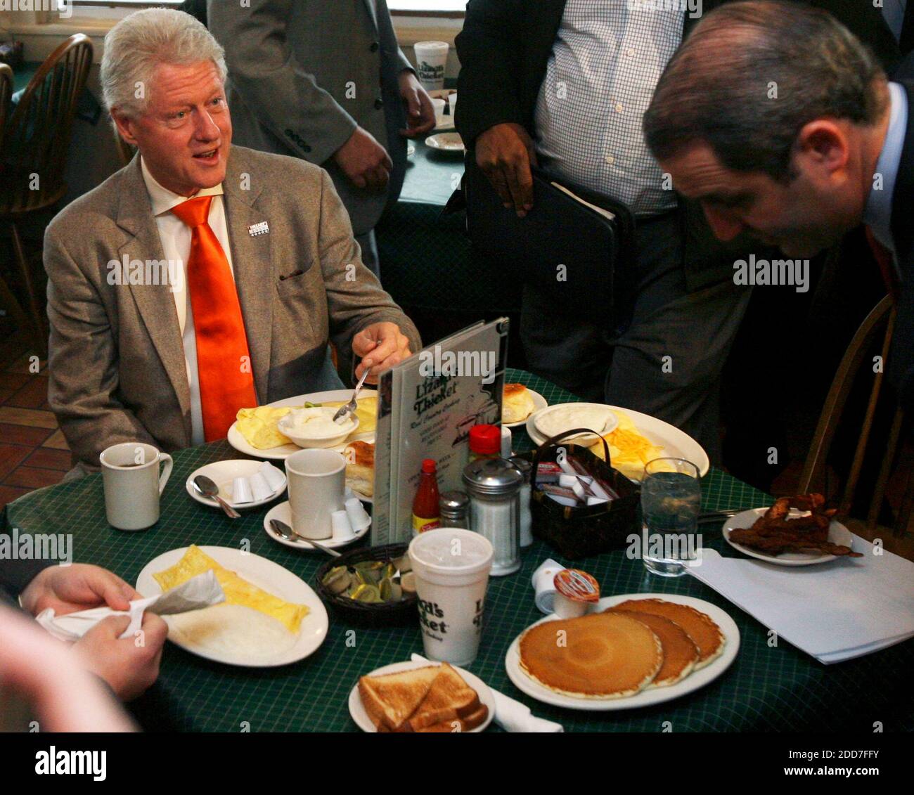 Der ehemalige Präsident Bill Clinton genießt das Frühstück im Lizard's Thicket, wo Clinton am 22. Januar 2008 in Columbia, SC, USA, für seine Frau Hillary kämpfte. Foto von Jeff Blake/The State/MCT/ABACAPRESS.COM Stockfoto