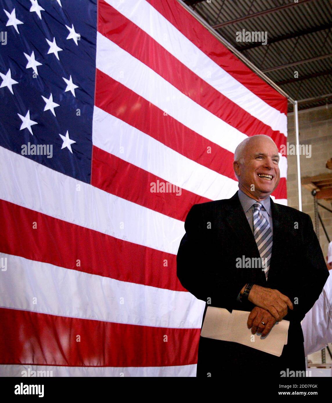 Republikanischer Präsidentschaftskandidat Senator John McCain während einer Diskussionsrunde mit der Gemeinde, Wirtschaft und gewählten Führern bei Baker Manufacturing in Orlando, FL, USA am 23. Januar 2008. Foto von Joe Burbank/Orlando Sentinel/MCT/ABACAPRESS.COM Stockfoto