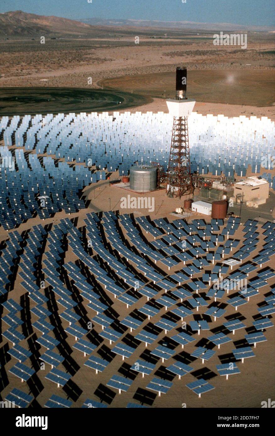 KEIN FILM, KEIN VIDEO, KEIN Fernsehen, KEINE DOKUMENTATION - Solar Two, eines der modernsten Solarkraftwerke der Welt, wird am 19. Dezember 1997 von Southern California Edison Co. In der Majave-Wüste betrieben, 90 Meilen östlich von Los Angeles, CA, USA. Zweitausend Spiegel konzentrieren die Sonnenstrahlen auf einem 300-Fuß-Zentralturm und erhitzen geschmolzenes Salz, um Dampf zu machen. Der Dampf treibt eine Turbine an und erzeugt 10 Megawatt Strom, genug für 10,000 Haushalte. Die Anlage wurde am 5. Juni 1996 eingeweiht. Genau wie die Energiekrise der 1970er Jahre bringt auch das im vergangenen Monat in Japan erzielte Abkommen über die globale Erwärmung neue ATT Stockfoto
