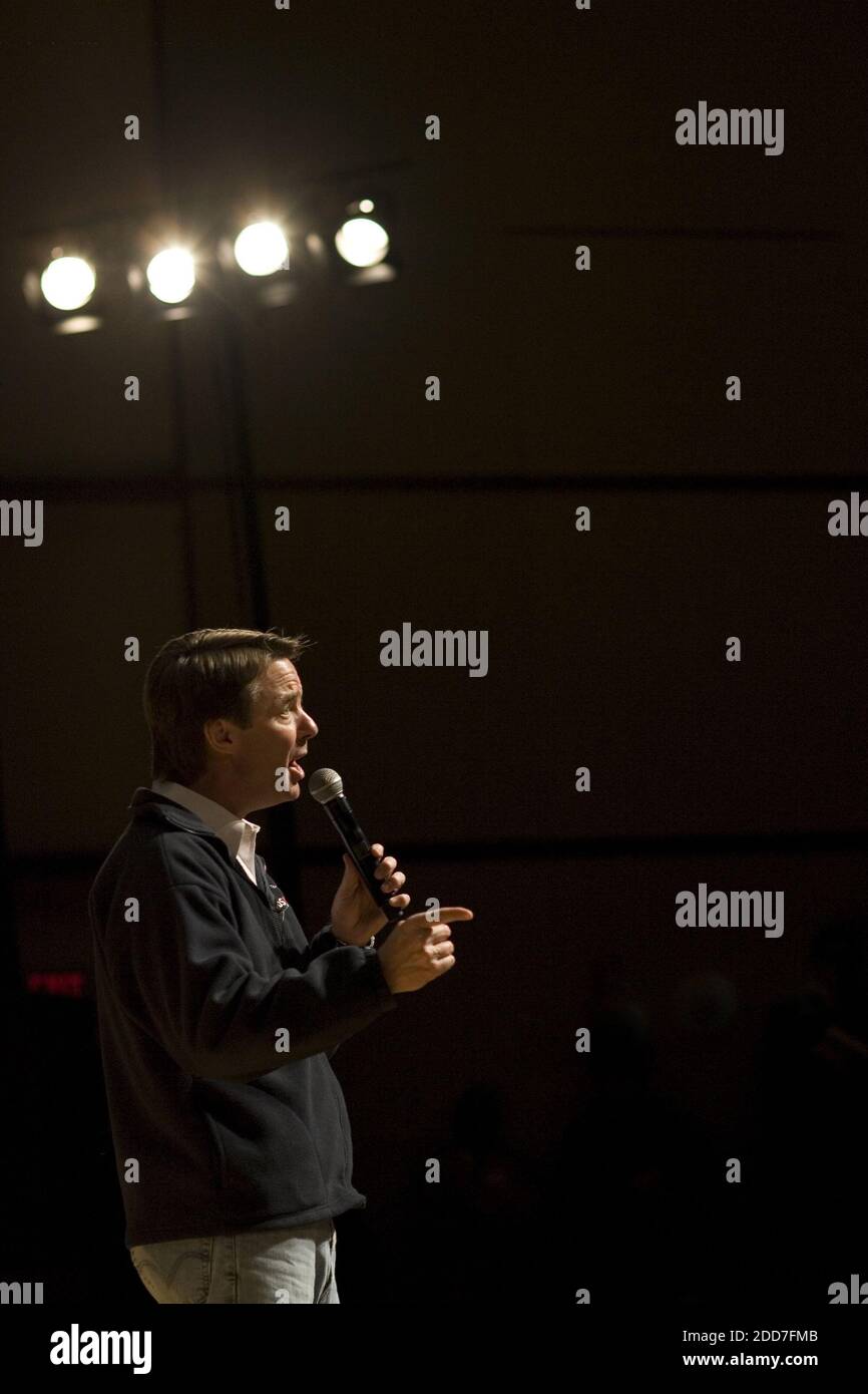 KEIN FILM, KEIN VIDEO, KEIN Fernsehen, KEIN DOKUMENTARFILM - der hoffnungsvolle demokratische Präsident John Edwards hält seine stumple Rede während eines Wahlkampfstopps im Charles A. Bundy Auditorium auf dem Campus der University of South Carolina-Lancaster, SC, USA am 23. Januar 2008. Foto von Robert Willett/Raleigh News & Observer/MCT/ABACAPRESS.COM Stockfoto