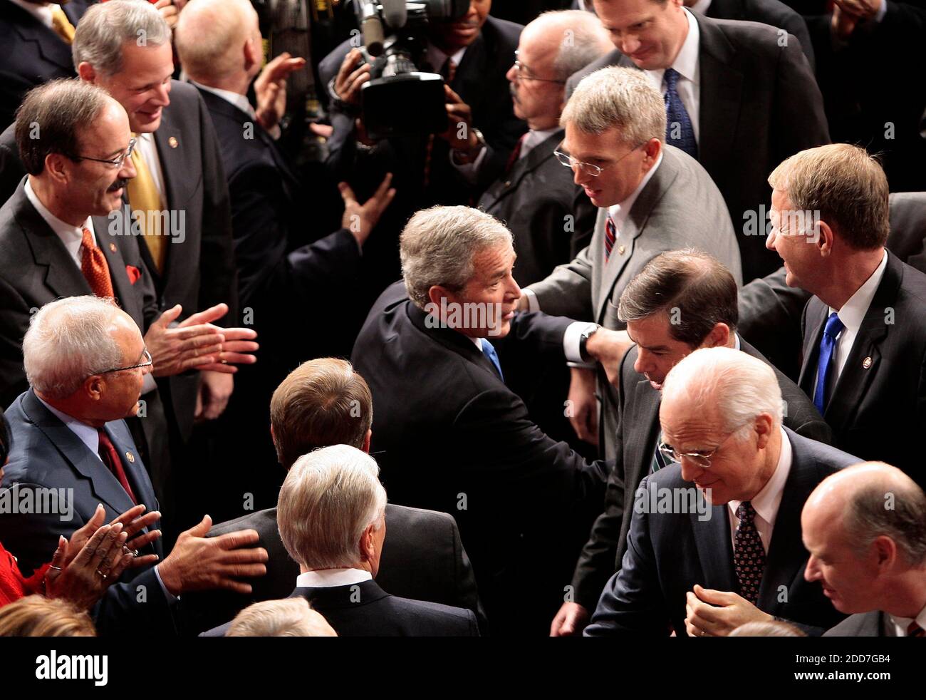 Präsident George W. Bush schüttelt die Hände, als er ankommt, um seine jährliche und letzte Rede zur Lage der Union bei einer gemeinsamen Sitzung des Kongresses in der Kammer des US-Repräsentantenhauses in Washington, DC, USA, am Montag, dem 28. Januar 2008 zu halten. Foto von Chuck Kennedy/MCT/ABACAPRESS.COM Stockfoto