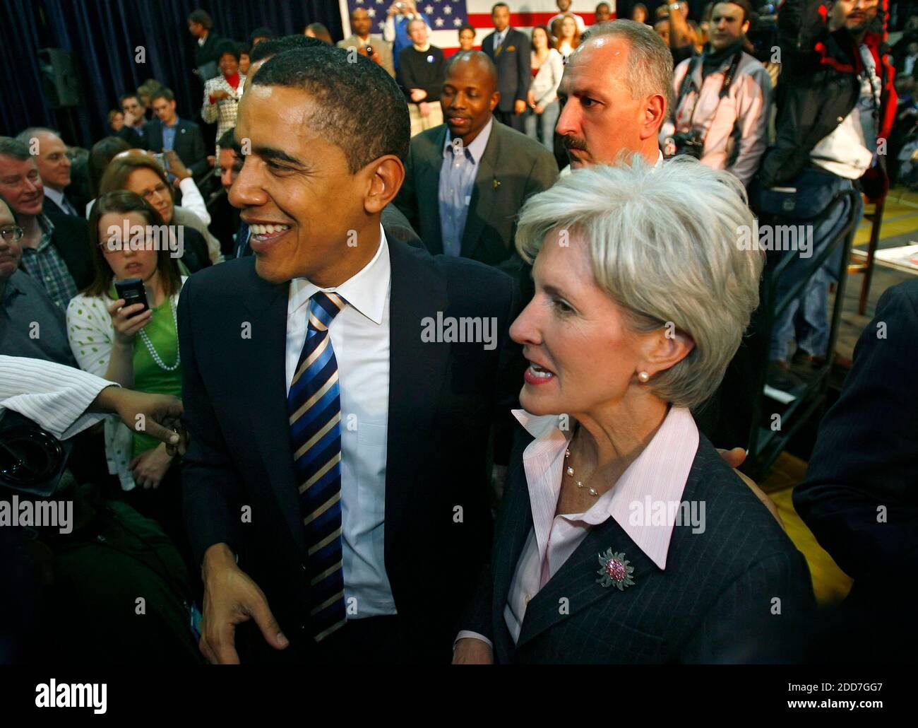 KEIN FILM, KEIN VIDEO, KEIN Fernsehen, KEIN DOKUMENTARFILM - der demokratische Präsidentschaftskandidat, Senator Barack Obama (D-IL), erhält die Unterstützung von Kansas Gov. Kathleen Sebelius, rechts, auf seiner Wahlkampftour vor der Kansas-Primary am kommenden Dienstag in El Dorado, KS, USA, am 29. Januar 2008. Foto von David Eulitt/Kansas City Star/MCT/ABACAPRESS.COM Stockfoto