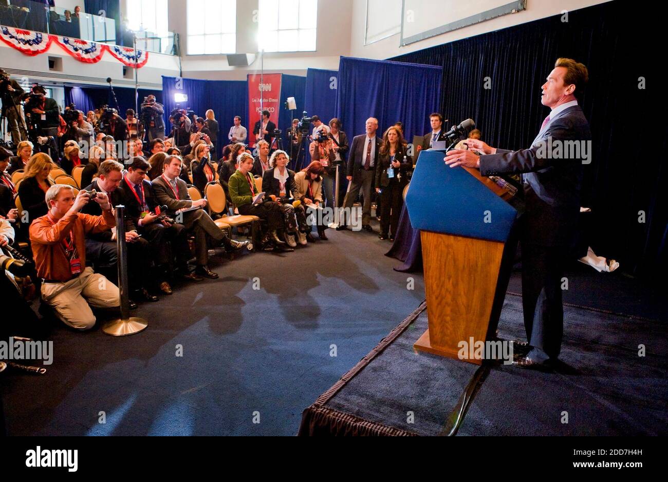 California Governor Arnold Schwarzenegger Holds Stockfotos Und Bilder Kaufen Alamy