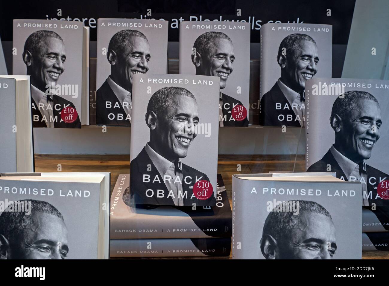 Kopien von Barack Obamas Memoiren "A Promised Land", die im Fenster einer Buchhandlung in Edinburgh, Schottland, Großbritannien, gezeigt wurden. Stockfoto