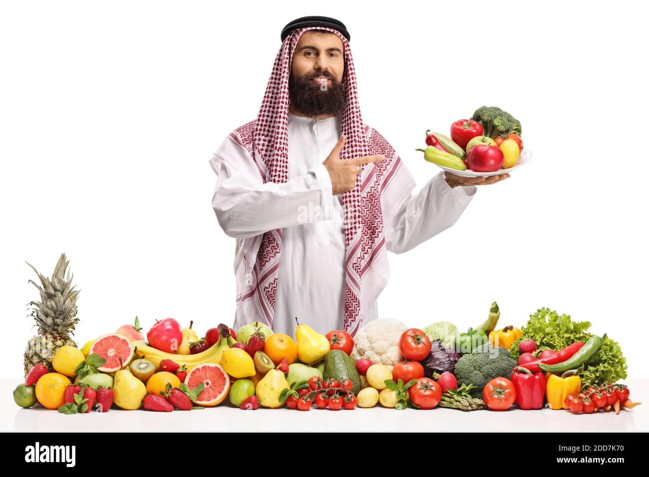 Bärtiger saudi-arabischer Mann, der einen Teller mit frischem Gemüse hält Isoliert auf weißem Hintergrund Stockfoto