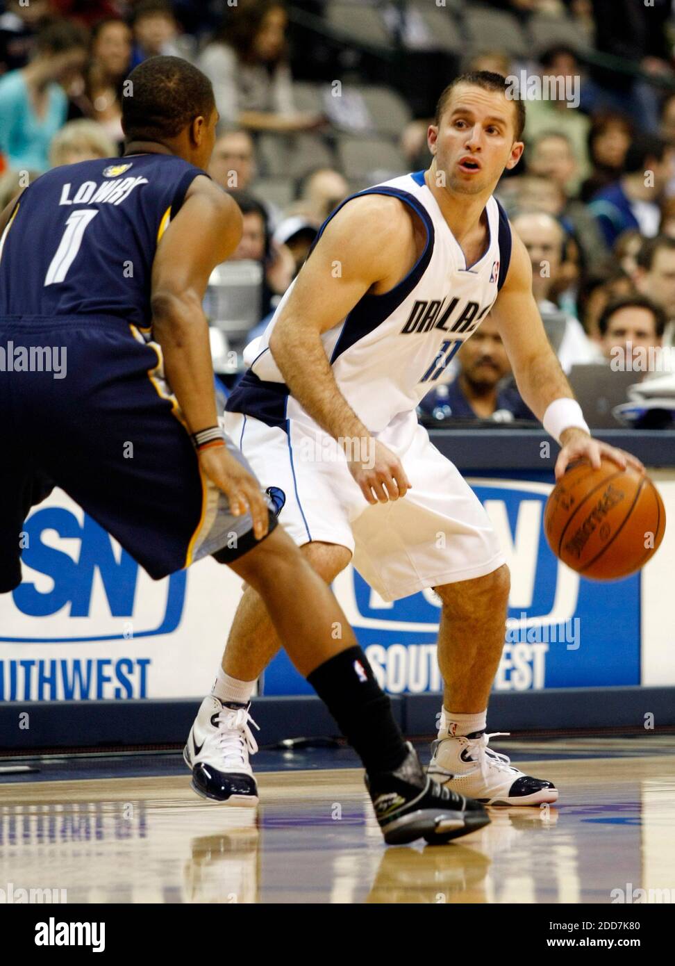 Der Dallas Mavericks' Jose Juan Barea (11) sucht am 8. Februar 2008 im ersten Quartal im American Airlines Center in Dallas, TX, USA, um den Memphis Grizzlies' Kyle Lowry (1) herum zu kommen. Dallas Mavericks gewann das Spiel 92-81. Foto von Sharon M. Steinman/Fort Worth Star-Telegram/MCT/Cameleon/ABACAPRESS.COM Stockfoto