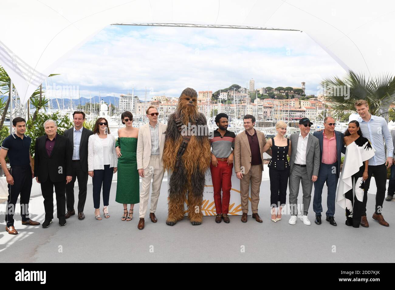 Chewbacca (in Kostüm), Schauspieler Donald Glover, Alden Ehrenreich, Emilia Clarke, Regisseur Ron Howard, Schauspieler Woody Harrelson, Thandie Newton, Joonas Suotamo, Phoebe Waller-Bridge und Paul Bettany bei Solo: Eine Star Wars Story Premiere im Palais des Festivals im Rahmen der 71. Filmfestspiele von Cannes am 15. Mai 2018 in Cannes, Frankreich. Foto von Aurore Marechal/ABACAPRESS.COM Stockfoto