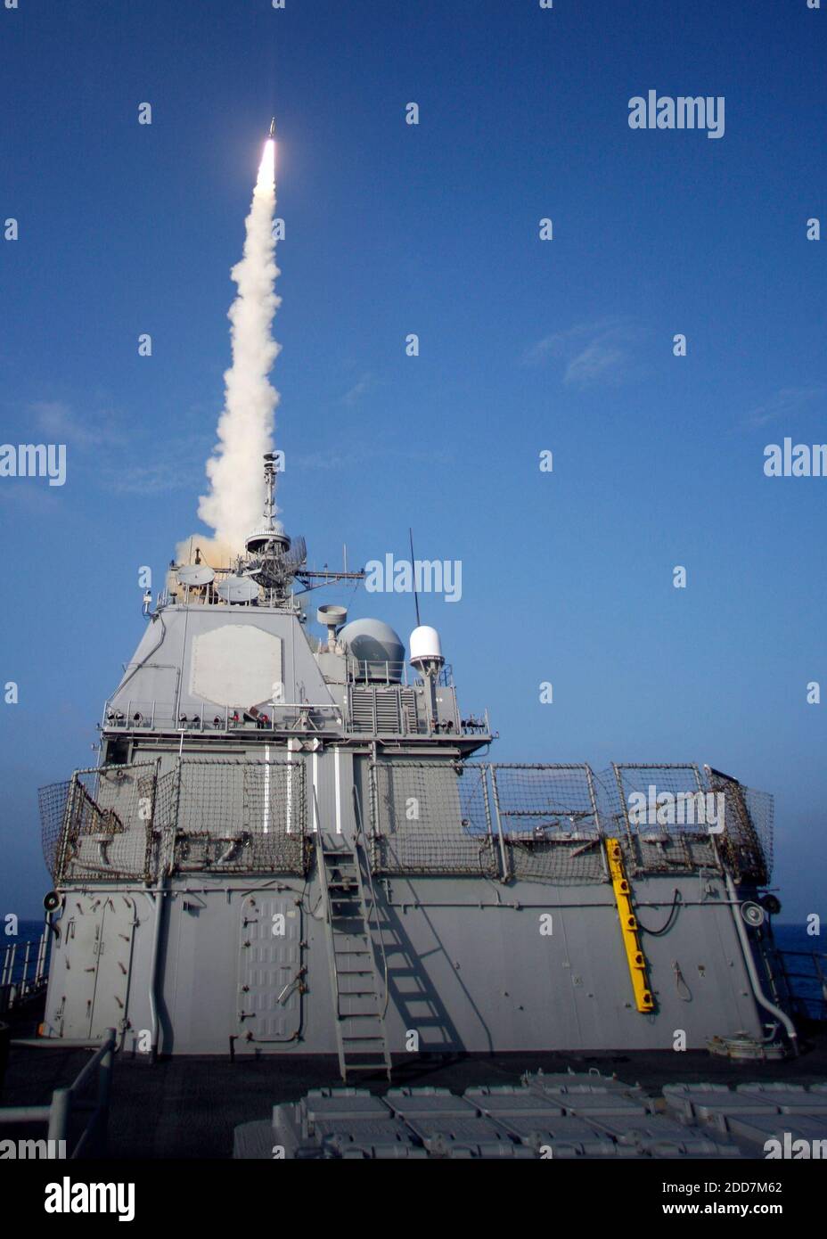 KEIN FILM, KEIN VIDEO, KEIN TV, KEINE DOKUMENTATION - bei einer einzigen modifizierten taktischen Standard Missile-3 (SM-3) startet von der US Navy AEGIS Cruiser USS Lake Erie (CG 70), erfolgreich einen nicht funktionierenden National Reconnaissance Office Satelliten etwa 247 Kilometer (133 Seemeilen) über dem Pazifischen Ozean, Wie es im Weltraum mit mehr als 17,000 mph gereist. Präsident George W. Bush beschloss, den Satelliten zu Fall zu bringen, da der Satellit bei einem Aufprall möglicherweise in besiedelten Gebieten Hydrazin freisetzen könnte. Foto von US Navy News Foto/MCT/ABACAPRESS.COM Stockfoto