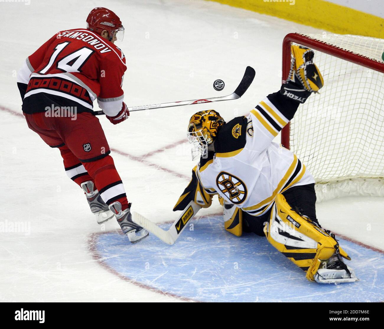 Boston Bruins Torwart Tim Thomas (30) blockiert einen Schuss von der Carolina Hurricanes' Sergei Samsonov (14) während Überstunden Schießerei Aktion im RBC Center in Raleigh, NC, USA am 19. Februar 2008. Die Bruins besiegten die Hurricanes in Überstunden, 3-2. Foto von Chris Seward/Raleigh News & Observer/MCT/Cameleon/ABACAPRESS.COM Stockfoto