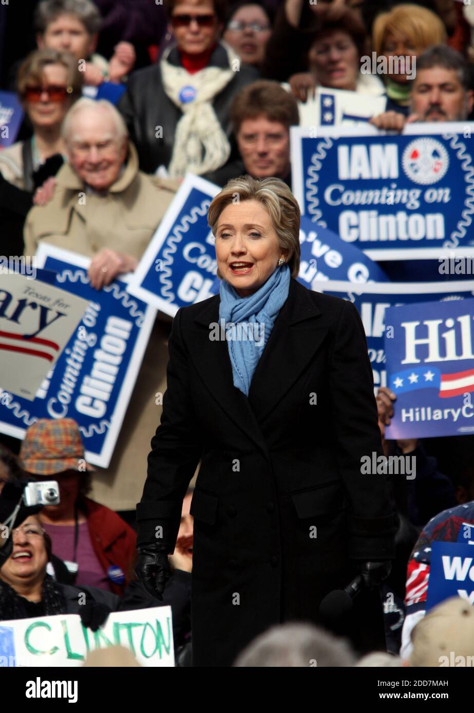 Hillary Clinton spricht am Freitag, den 22. Februar 2008, mit Unterstützern in der Innenstadt von Fort Worth, TX, USA. Clinton unternahm ihren Besuch nach dem Tod eines Polizisten aus Dallas, der die Autokolonne des Kandidaten arbeitete. Foto von Ron T. Ennis/Fort Worth Star-Telegram/MCT/ABACAPRESS.COM Stockfoto