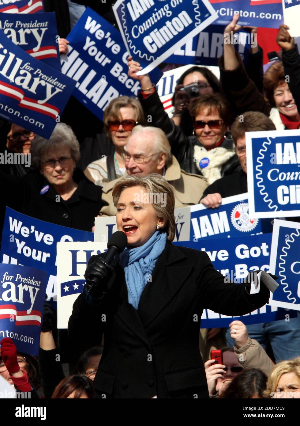 Hillary Clinton spricht am Freitag, den 22. Februar 2008, mit Unterstützern in der Innenstadt von Fort Worth, TX, USA. Clinton unternahm ihren Besuch nach dem Tod eines Polizisten aus Dallas, der die Autokolonne des Kandidaten arbeitete. Foto von Ron T. Ennis/Fort Worth Star-Telegram/MCT/ABACAPRESS.COM Stockfoto