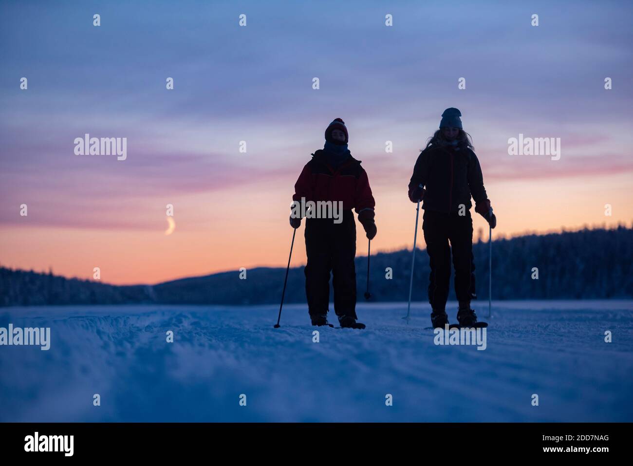 Skifahren auf dem gefrorenen See bei Torassieppi bei Sonnenuntergang, Lappland, Finnland Stockfoto