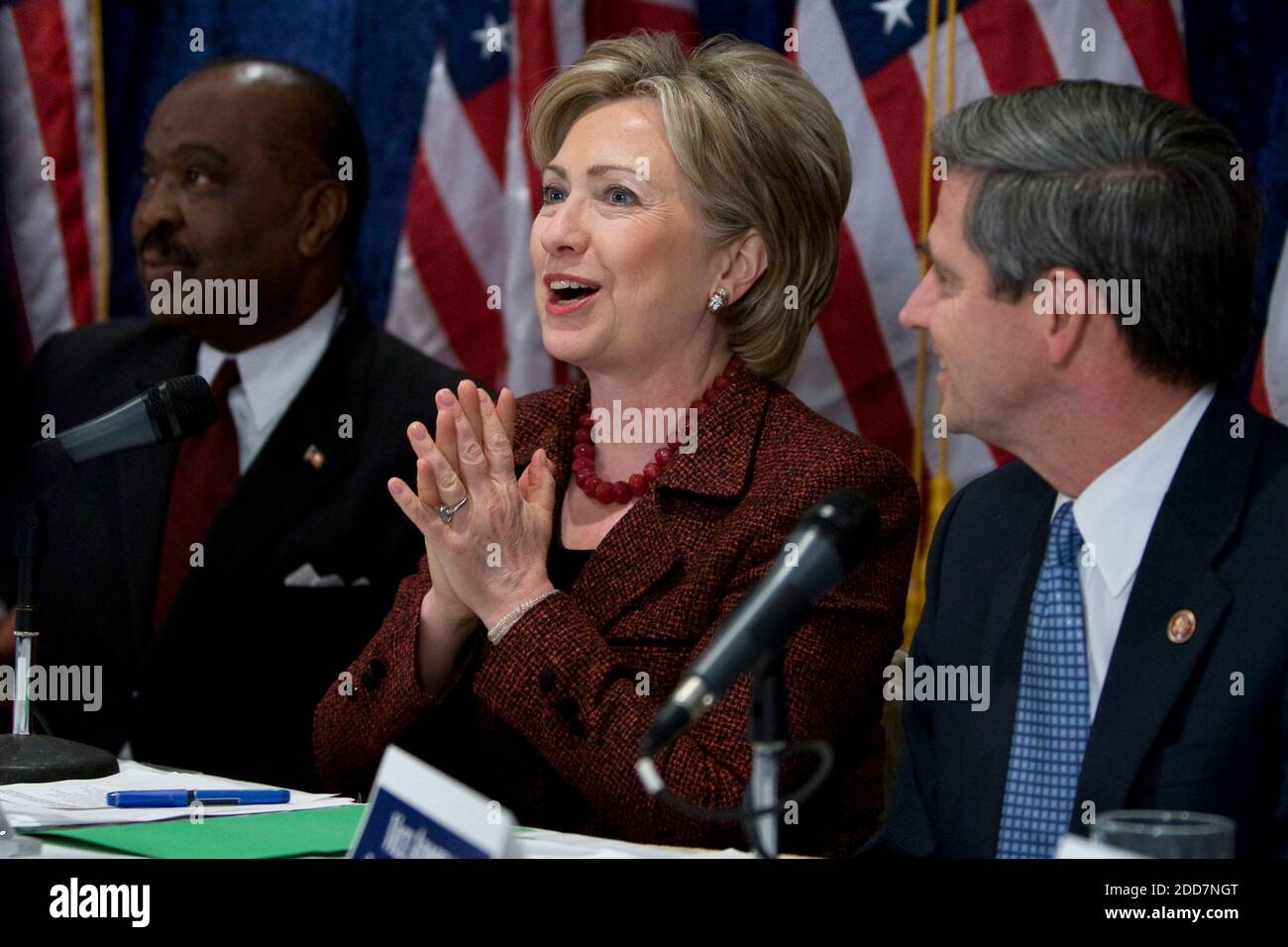 Die demokratische Präsidentschaftskandidatin Hillary Clinton nimmt am 6. März 2008 an einer Pressekonferenz mit Militärs in Washington DC, USA, Teil. Foto von Chuck Kennedy/MCT/ABACAPRESS.COM Stockfoto