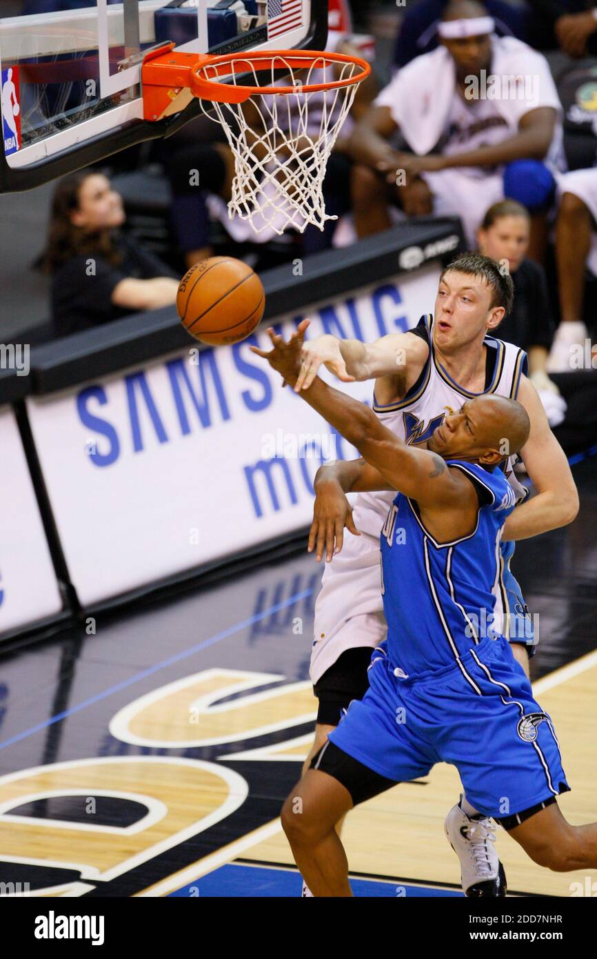 KEIN FILM, KEIN VIDEO, KEIN Fernsehen, KEIN DOKUMENTARFILM - Orlando Magic's Keith Bogans (10) und Washington Wizards' Oleksiy Pecherov (14) kämpfen im vierten Quartal im Verizon Center in Washington DC, USA am 5. März 2008 um einen Rebound. Orlando Magic gewann das Spiel 122-92. Foto von Harry E. Walker/MCT/ABACAPRESS.COM Stockfoto