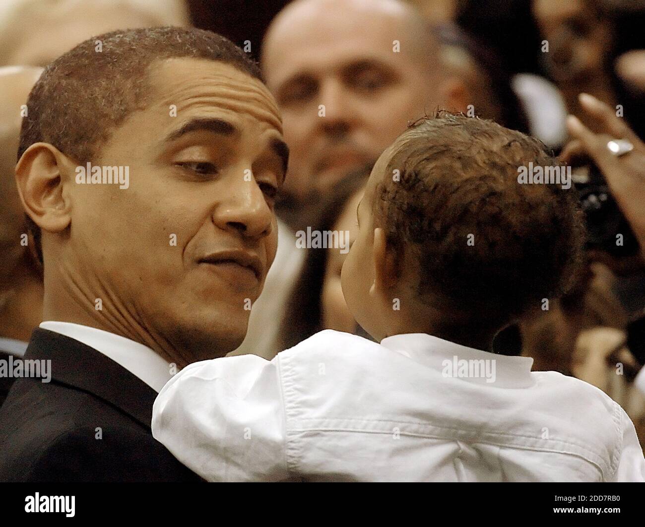 KEIN FILM, KEIN VIDEO, KEIN Fernsehen, KEIN DOKUMENTARFILM - der demokratische Präsidentschaftskandidat Sen. Barack Obama macht Jackson ein Gesicht Jordan Fancher, 19 Monate, von Charlotte, nach seiner Rede im Grady Cole Center in Charlotte, North Carolina, USA am 19. März 2008. Foto von Layne Bailey/Charlotte Observer/MCT/ABACAPRESS.COM Stockfoto