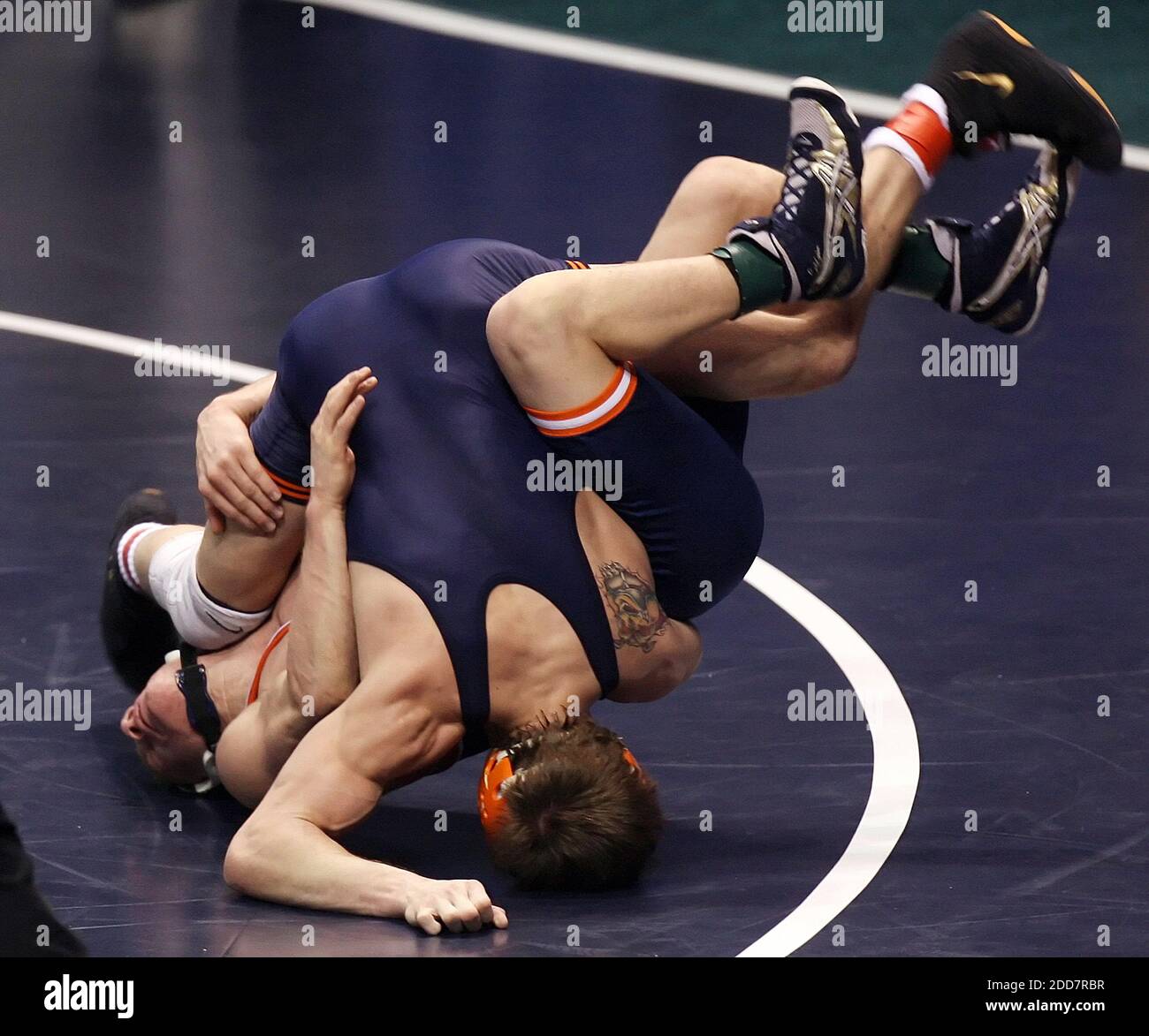 KEIN FILM, KEIN VIDEO, KEIN Fernsehen, KEIN DOKUMENTARFILM - Illinois' James Kennedy (Red Leg Band) verstrickt mit Bucknell's David Marble in der 133 lb. Kategorie während der ersten Session der NCAA Wrestling Championships im Scottrade Center in St. Louis, MO, USA am 20. März 2008. Kennedy gewann den Kampf 12:2. Foto von Chris Lee/St. Louis Post-Dispatch/MCT/ABACAPRESS.COM Stockfoto