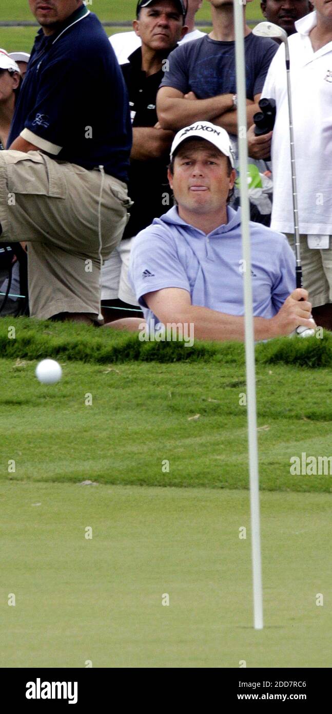 KEIN FILM, KEIN VIDEO, KEIN Fernsehen, KEINE DOKUMENTATION - Tim Clark beobachtet, wie sein Bunker auf dem 1. Loch in der Nähe des Pokals während der Aktion am Sonntag bei der 2008 World Golf Championship-CA im Doral Golf Resort & Spa in Miami, FL, USA am 23. März gedreht wurde. 2008.Foto von John VanBeekum/Miami Herald/MCT/Cameleon/ABACAPRESS.COM Stockfoto