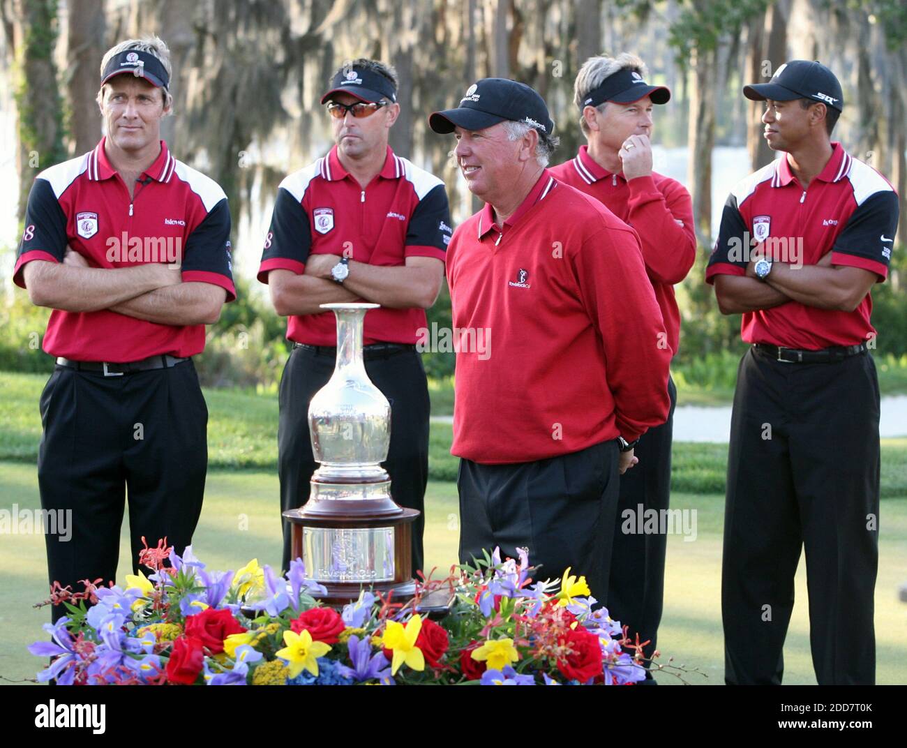 KEIN FILM, KEIN VIDEO, KEIN TV, KEINE DOKUMENTATION - Team Isleworth Mitglieder (von links nach rechts) Stuart Appleby, Robert Allenby, Captain Mark O'Meara, John Cook und Tiger Woods stehen am 25. März 2008 auf dem 18. Green mit der Lewis Trophy zum Abschluss des Tavistock Cups im Isleworth Golf and Country Club in Orlando, FL, USA. Isleworth gewann das Turnier gegen ihren stadtübergreifenden Rivalen Lake Nona. Craig Parry, Charles Howell III, Nick O'Hern und Daniel Chopra waren ebenfalls im Team Isleworth. Foto von Gary W. Green/Orlando Sentinel/MCT/Cameleon/ABACAPRESS.COM Stockfoto