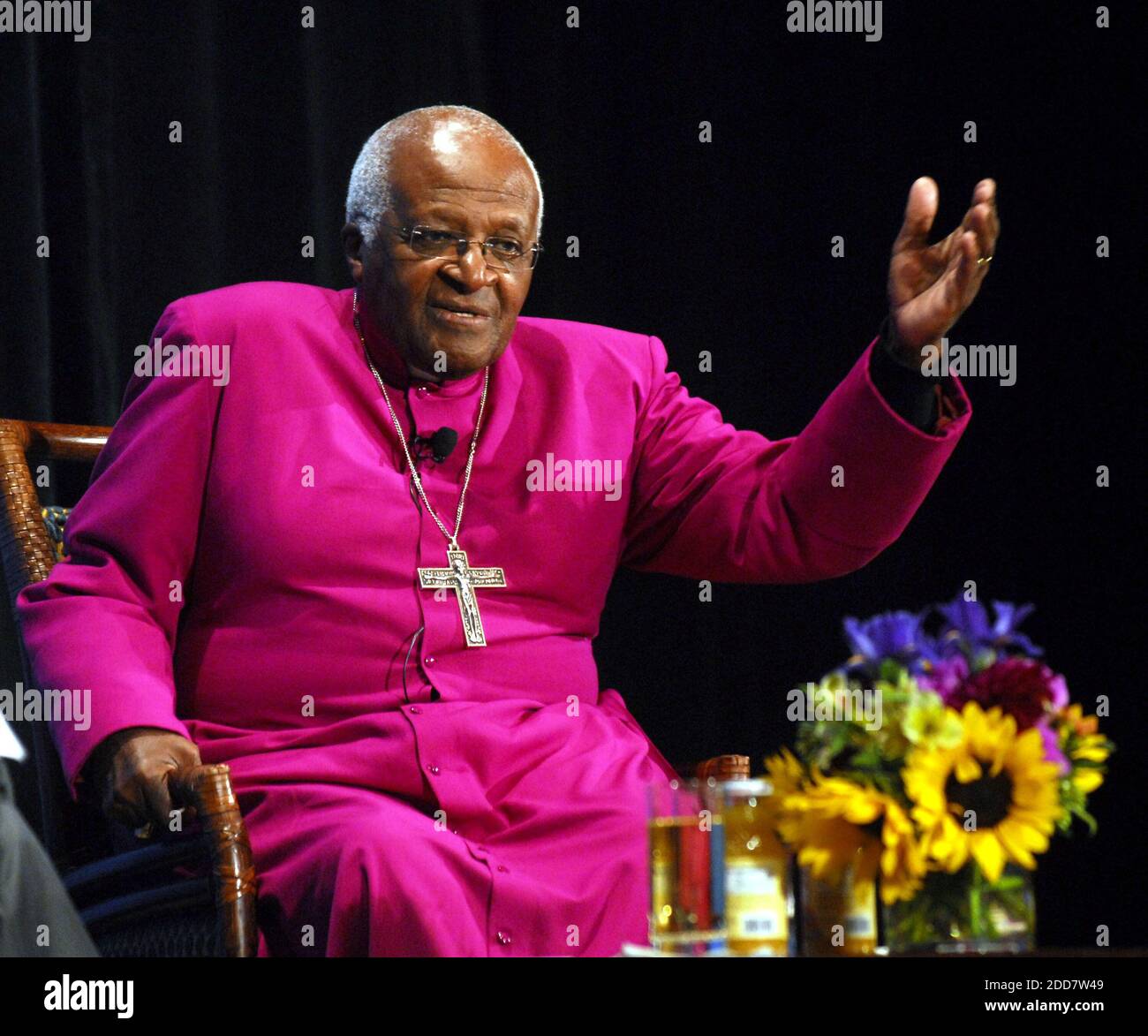 KEIN FILM, KEIN VIDEO, KEIN Fernsehen, KEIN DOKUMENTARFILM - Erzbischof Desmond Tutu war am 8. April 2008 Gastredner des World Affairs Council of Northern California im Fairmont Hotel in San Francisco, CA, USA. Tutu sollte später bei einer Mahnwache für Tibet erscheinen. Foto von Jhanda Joana/Contra Costa Times/MCT/ABACAPRESS.COM Stockfoto