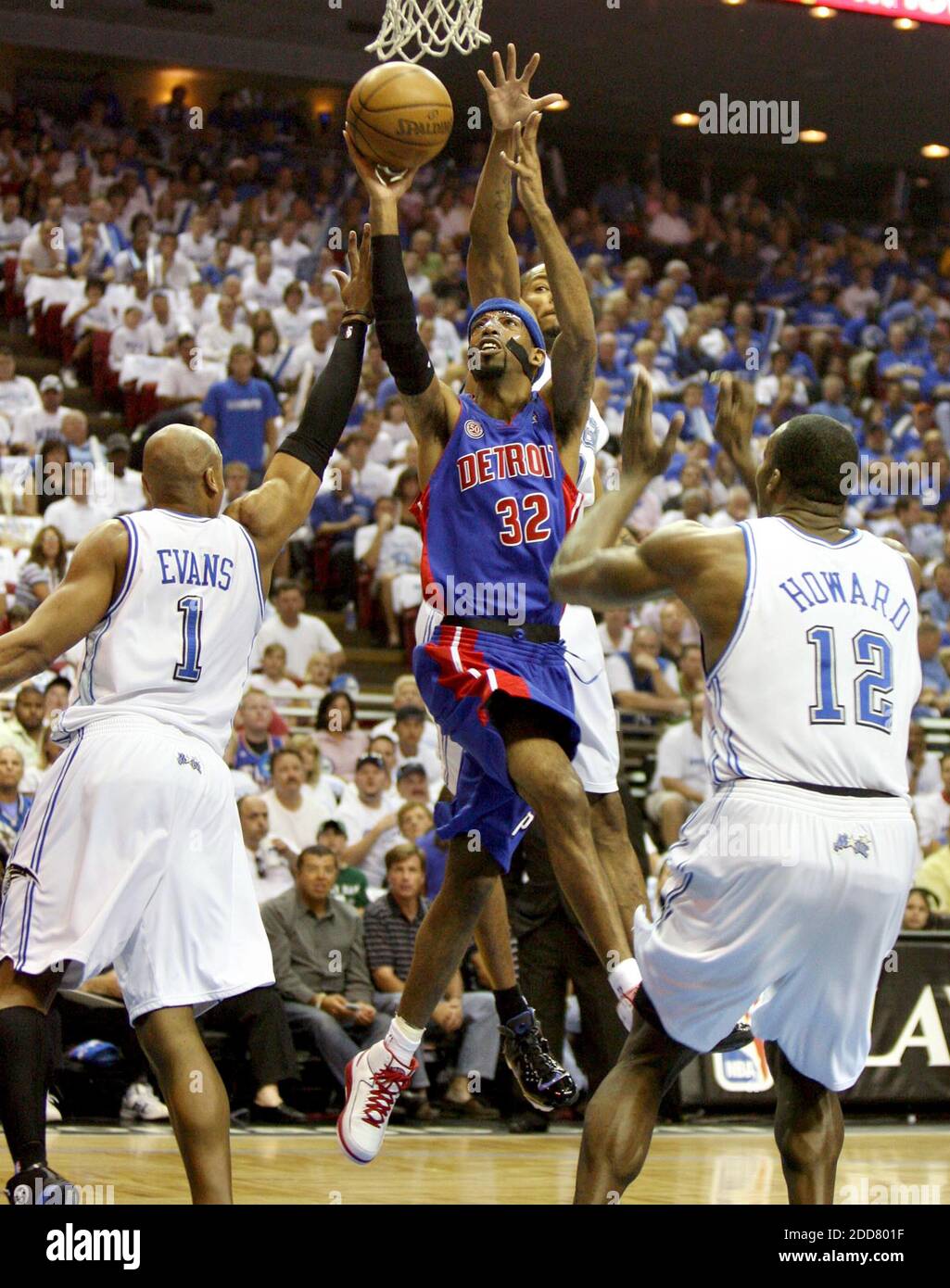 KEIN FILM, KEIN VIDEO, KEIN TV, KEIN DOKUMENTARFILM - Detroit Pistons Guard Richard Hamilton punktet gegen Orlando Magic Defenders Dwight Howard (12), Maurice Evans (1) und Rashard Lewis (hinten) in Spiel 4 des NBA Eastern Conference Halbfinals in der Amway Arena in Orlando, FL, USA am 10. Mai 2008. Die Kolben gewannen 90-89. Foto von Stephen M. Dowell /Orlando Sentinel/MCT/Cameleon/ABACAPRESS.COM Stockfoto