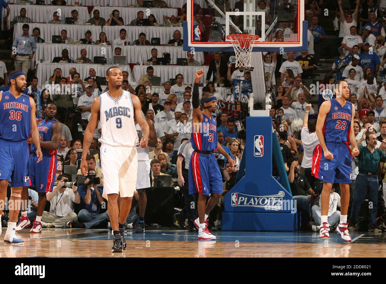 KEIN FILM, KEIN VIDEO, KEIN Fernsehen, KEINE DOKUMENTATION - Rashard Lewis von Orlando Magic geht zur Bank am Summer, während Richard Hamilton (32) von Detroit Pistons und Tayshaun Prince (22) ihren Sieg in Spiel 4 des NBA Eastern Conference Halbfinals in der Amway Arena in Orlando, FL, feiern. USA am 10. Mai 2008. Detroit gewann 90-89 . Foto von Gary W. Green/Orlando Sentinel/MCT/Cameleon/ABACAPRESS.COM Stockfoto