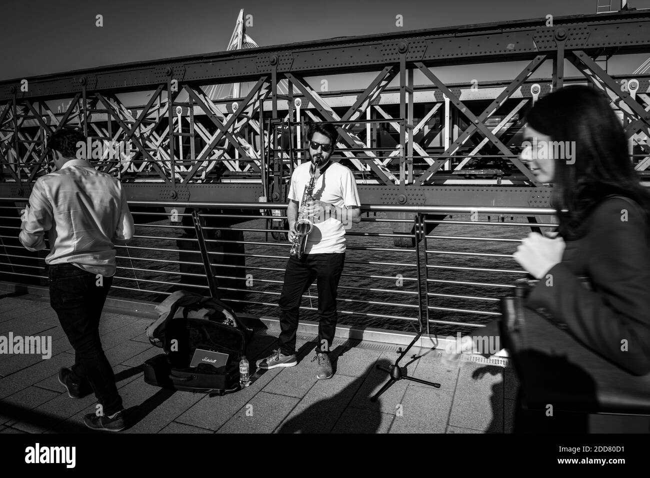 South Bank Street Scene an der Golden Jubilee Bridge, Southwark, London, England Stockfoto