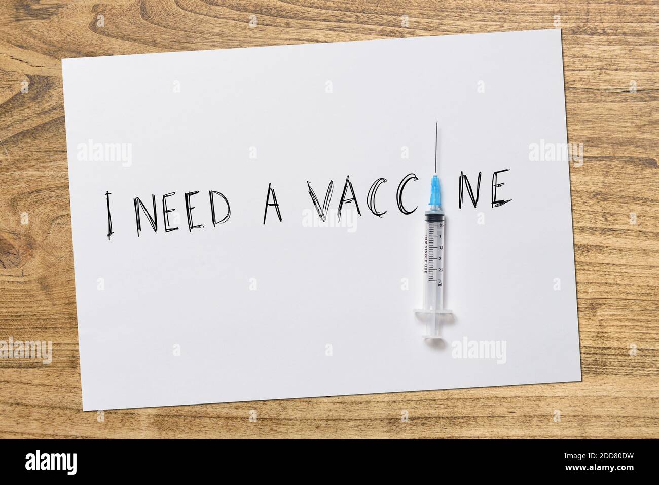 Coronavirus-Präventions- und Impfkonzept mit Hoffnung Botschaft auf dem Papier - Ich brauche einen Impfstoff Stockfoto