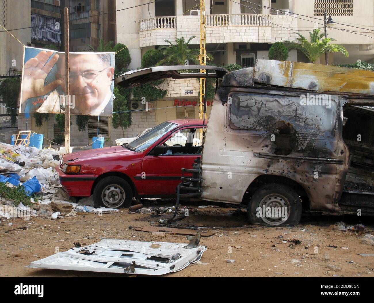 KEIN FILM, KEIN VIDEO, KEIN Fernsehen, KEIN DOKUMENTARFILM - entlang Corniche al Mazraa, einer Durchgangsstraße von Beirut, wo in der vergangenen Woche schwere Waffenschlachten stattfanden, verkohlte Fahrzeuge und Schussdärme einem leicht verbrannten Plakat des umkämpften libanesischen Premierministers Fouad Saniora in Beirut gegenübergestellt werden, Libanon am 12. Mai 2008. Foto von Hannah Allam/MCT/ABACAPRESS.COM Stockfoto