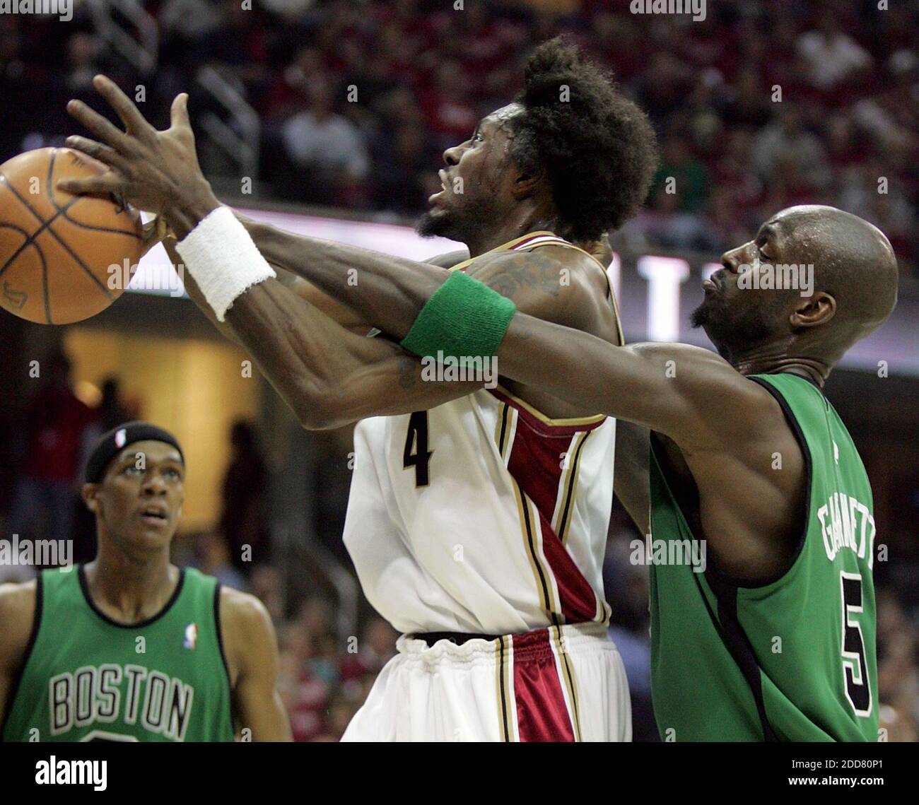 KEIN FILM, KEIN VIDEO, KEIN Fernsehen, KEIN DOKUMENTARFILM - Cleveland Cavaliers Ben Wallace wird am 16. Mai 2008 von Kevin Garnet von Boston Celtics während der ersten Halbzeit in Spiel 6 des Halbfinales der NBA Eastern Conference in der Quicken Loans Arena in Cleveland, OH, USA, gefoult. Foto: Phil Masturzo/Akron Beacon Journal/MCT/Cameleon/ABACAPRESS.COM Stockfoto