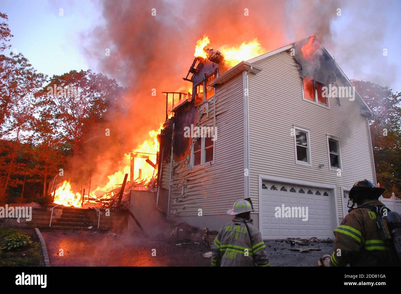 KEIN FILM, KEIN VIDEO, KEIN Fernsehen, KEIN DOKUMENTARFILM - EIN Feuer tobte in einem Haus von Rapper 50 Cent Ex-Freundin, Shaniqua Tompkins, am Freitag, 30. Mai 2008, in den Dix Hills, NY, USA. Tompkins war unter den sechs Personen, die wegen Rauchinhalation von der Flamme behandelt wurden. Foto von Steve Silverman/Newsday/MCT/ABACAPRESS.COM Stockfoto