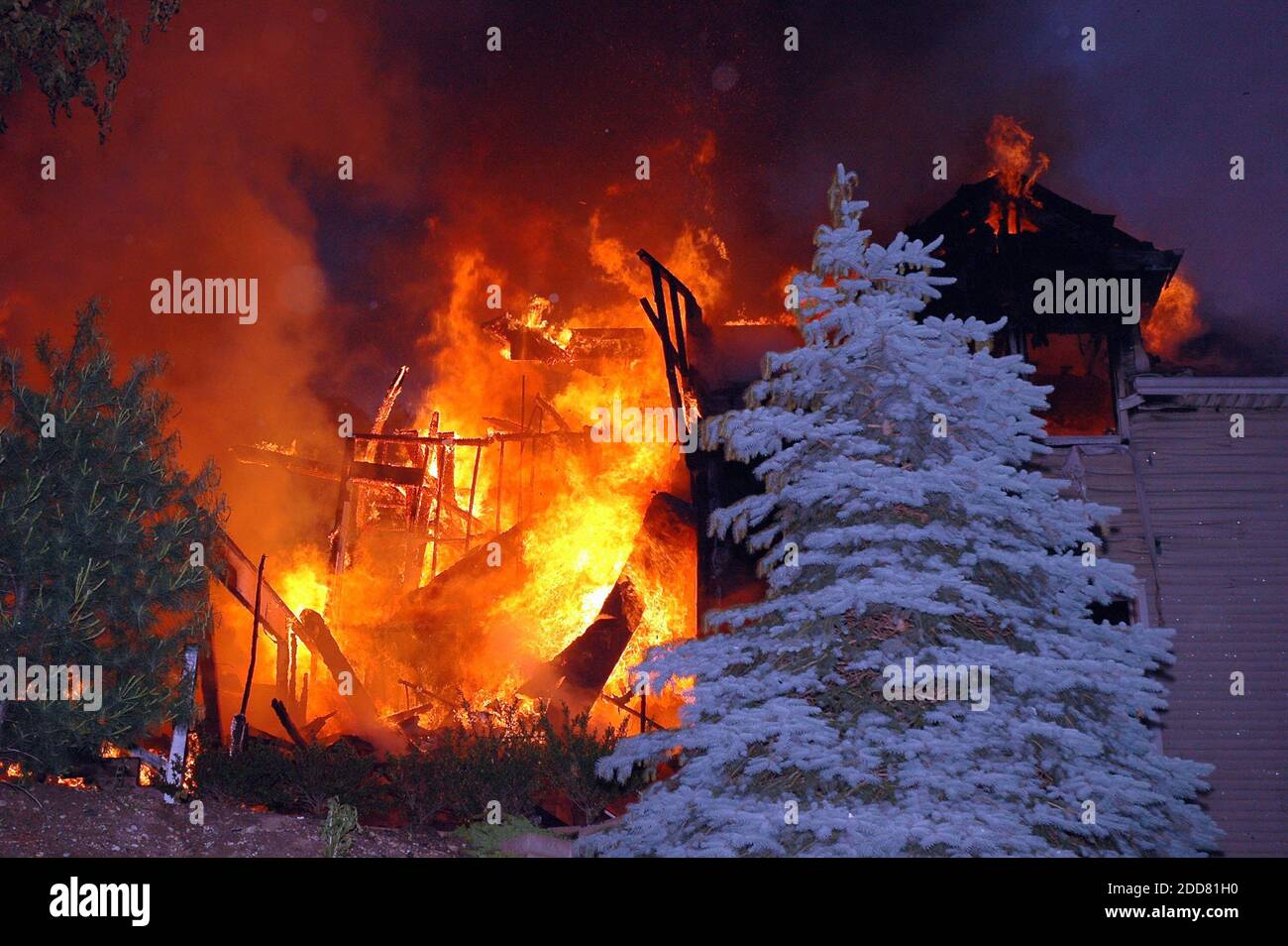 KEIN FILM, KEIN VIDEO, KEIN Fernsehen, KEIN DOKUMENTARFILM - EIN Feuer tobte in einem Haus von Rapper 50 Cent Ex-Freundin, Shaniqua Tompkins, am Freitag, 30. Mai 2008, in den Dix Hills, NY, USA. Tompkins war unter den sechs Personen, die wegen Rauchinhalation von der Flamme behandelt wurden. Foto von Steve Silverman/Newsday/MCT/ABACAPRESS.COM Stockfoto